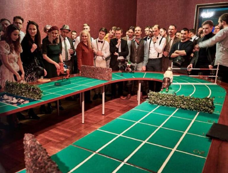 Hipodromo žaidimas – svečiai stebi žirgų lenktynes ant stalo