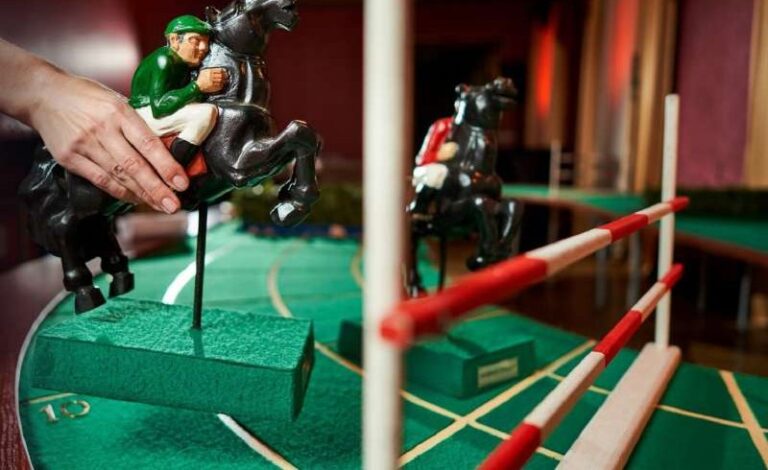 Hipodromo žaidimas – žirgų figūros ir barjerai ant lenktynių stalo