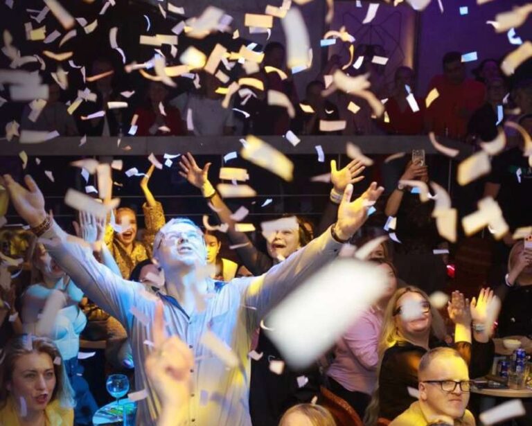 Muzikinis bingo įmonės vakarėlyje – svečiai džiaugiasi po konfeti lietumi